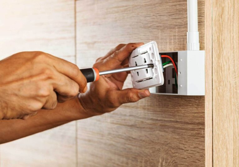Como Trocar uma Tomada Velha por Uma Nova e Evitar Riscos em Casa